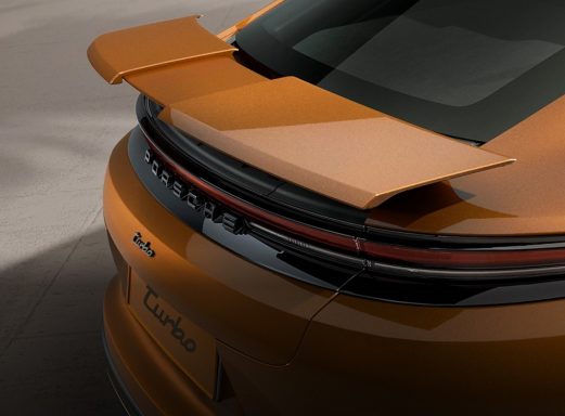 Cánh gió chủ động phía sau (Adaptive rear spoiler).